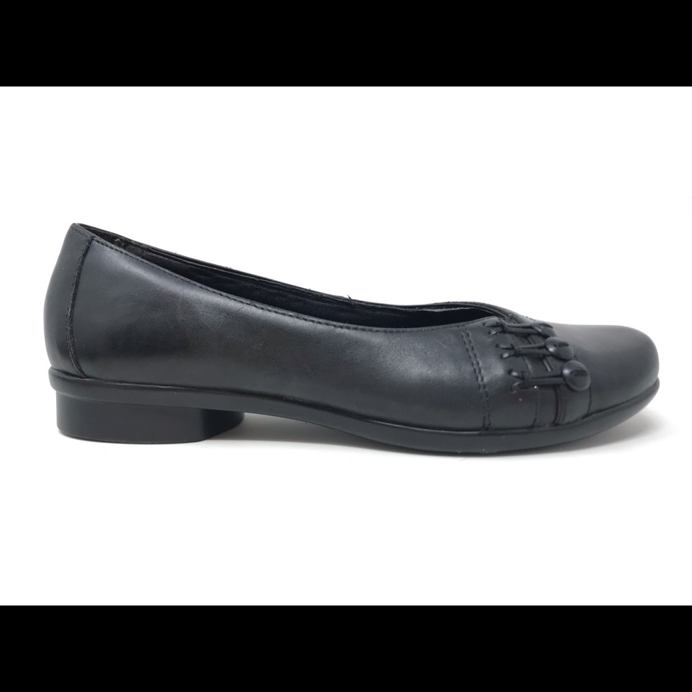 Clarks black leather flats sz 7M